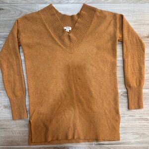 Women’s V-Neck Sweater in Camel Brown